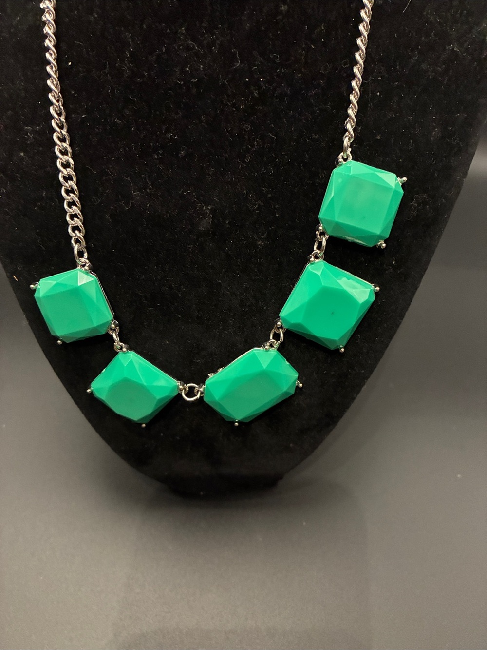 Silver-Tone Necklace and Earrings with Green Faceted Stones - Women Jewelry - Picture 2 of 3